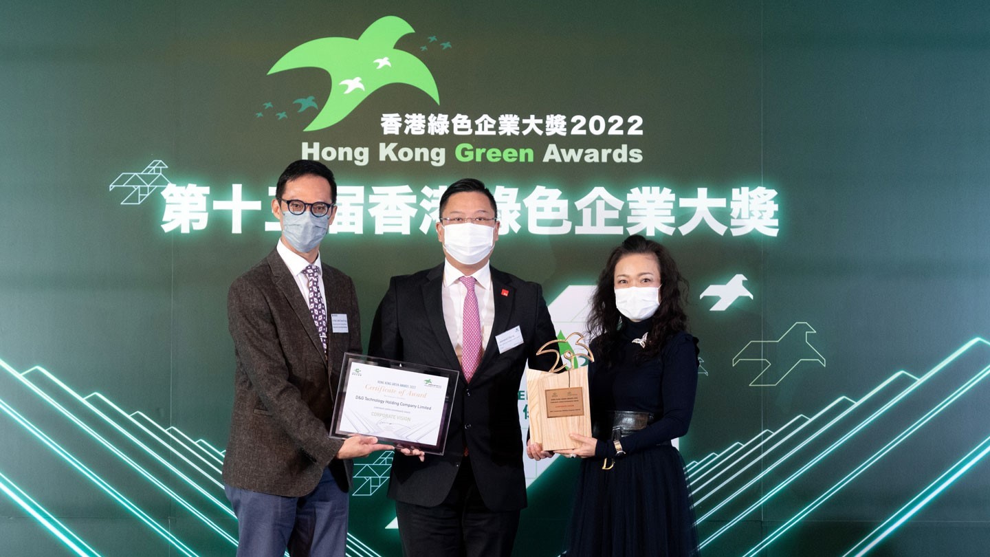 Mr Desmond Chung, CFO, menerima penghargaan dari Ms Linda Ho, CEO Green Council dan Ir Prof. CF Lam, Anggota Panitia Penyelenggara dan Panel Juri Hong Kong Green Award 2022