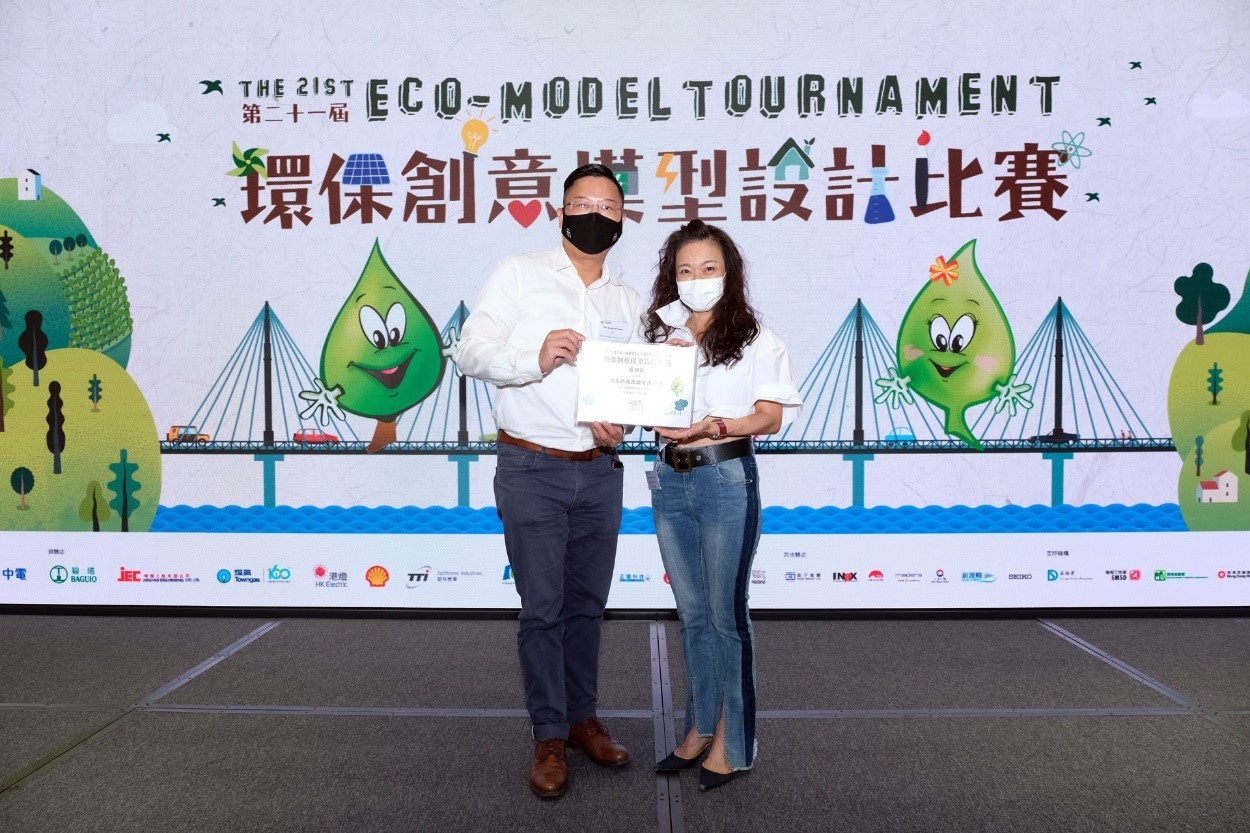 Bapak Desmond Chung, CFO D&G Technology, menerima sertifikat penghargaan dari Ibu Linda Ho, CEO Green Council, atas nama Perusahaan