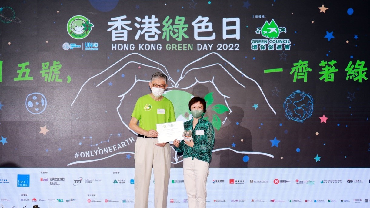 Ms Glendy Choi, CEO Grup, menerima sertifikat penghargaan dari Mr Shih Wing-Ching, Ketua Dewan Hijau