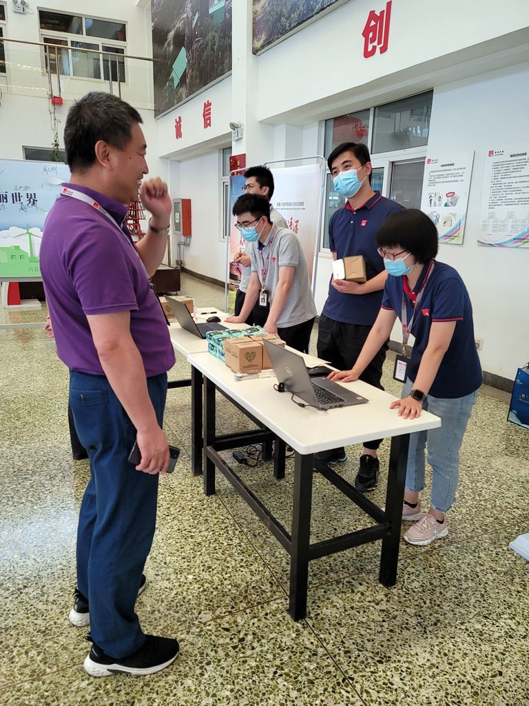 Karyawan berpartisipasi dalam kegiatan kuis pengetahuan perlindungan lingkungan untuk mendapatkan hadiah dan “poin karbon”.