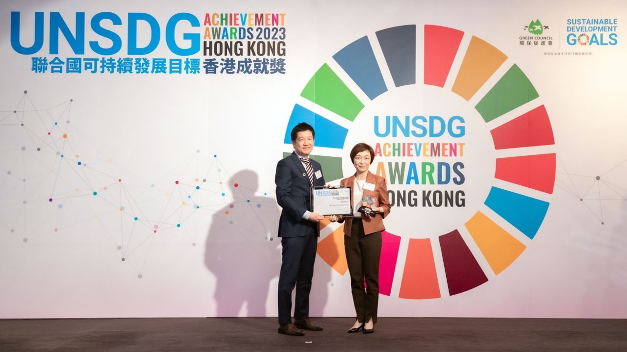 Ms Glendy Choi, CEO D&G Technology, menerima penghargaan atas nama Perusahaan